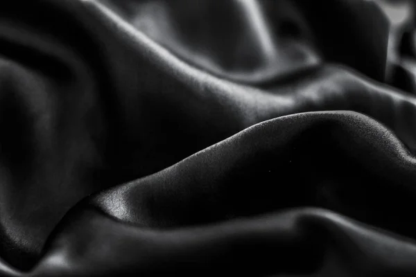Lujo negro suave seda flatlay fondo textura, vacaciones glamo — Foto de Stock
