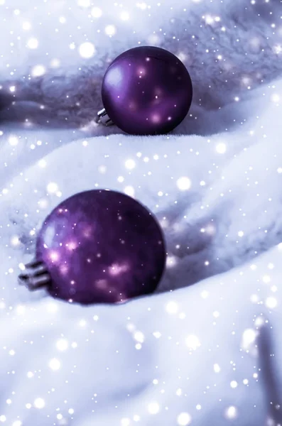 Bugigangas de Natal violeta em pele fofa com brilho de neve, luxo — Fotografia de Stock