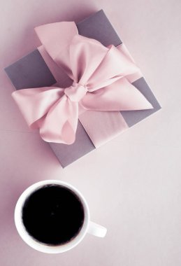 Allık pembe arka plan üzerinde Lüks hediye kutusu ve kahve fincanı, flatlay