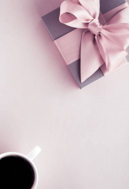 Allık pembe arka plan üzerinde Lüks hediye kutusu ve kahve fincanı, flatlay