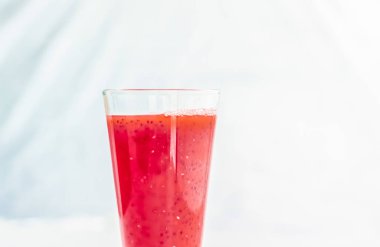 Bardakta meyve suyu, diyet için chia ile vejetaryen smoothie.