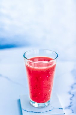 Bardakta meyve suyu, diyet için chia ile vejetaryen smoothie.