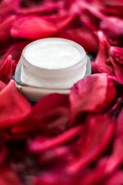 Kırmızı çiçek yaprakları ve WA Hassas Cilt Bakımı nemlendirici krem