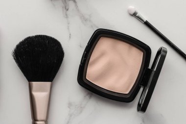 Makyaj ve kozmetik ürünleri mermer, düz arkaplan