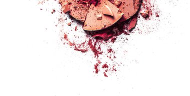 Beyaz arka planda yalıtılmış ezilmiş göz farı ve toz