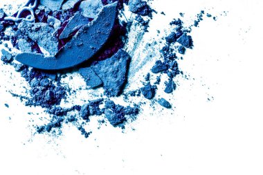 Beyaz arka plan müziği üzerinde yalıtılmış ezilmiş göz farı, ruj ve toz