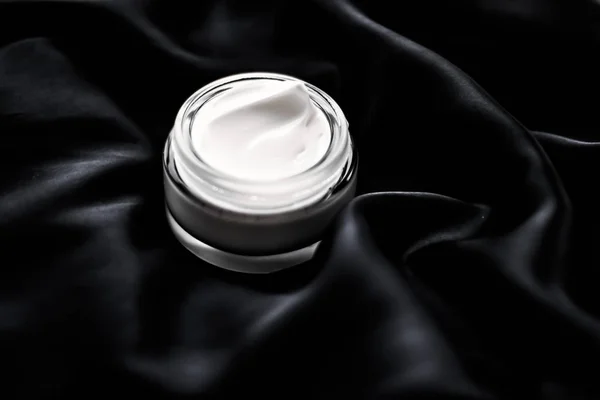 Luxe gevoelige huidverzorging hydraterende gezichtscrème op zwarte zijde — Stockfoto