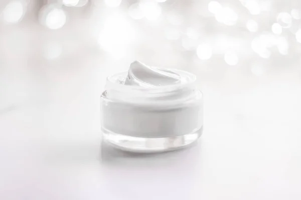 Crema facial hidratante tarro sobre fondo de brillo de vacaciones, mois — Foto de Stock