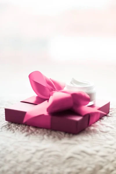 Lyxig ansiktskräm för känslig hud och rosa semester presentförpackning, — Stockfoto