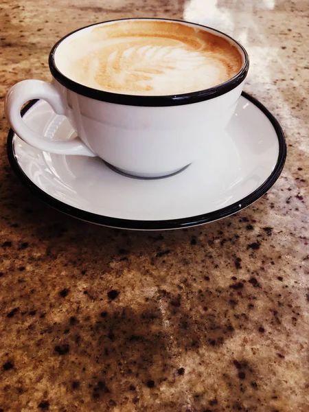 Cappuccino voor ontbijt in cafetaria, koffiekop op tafel in PA — Stockfoto