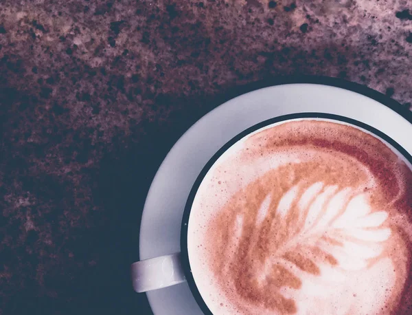 Cappuccino till frukost i Kafeteria, kaffekopp på bord i PA — Stockfoto