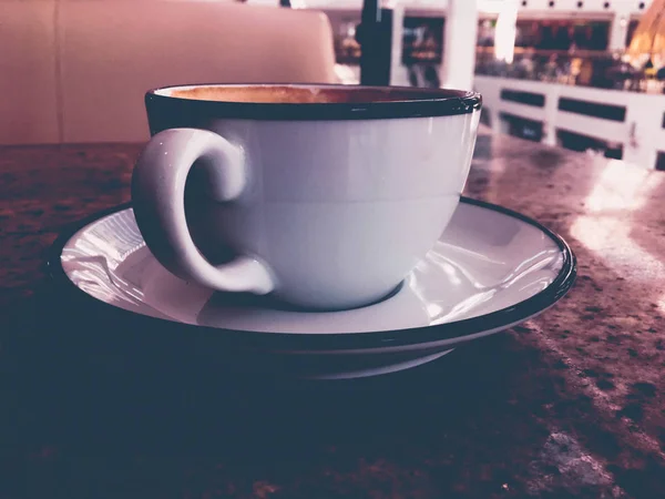Cappuccino para café da manhã na cafetaria, xícara de café na mesa em pa — Fotografia de Stock