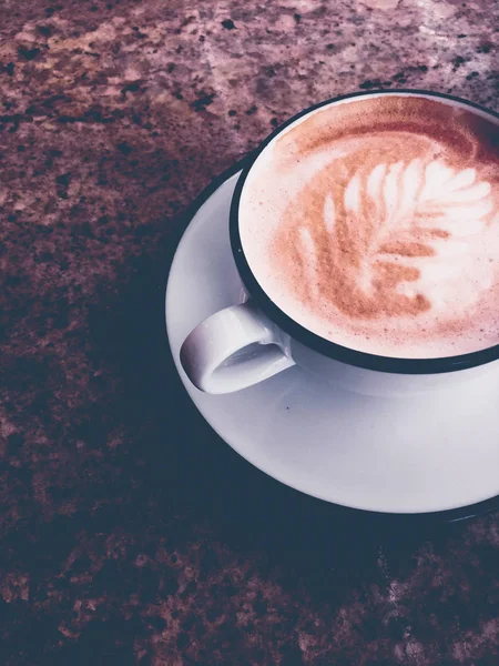 Cappuccino untuk sarapan di kantin, cangkir kopi di atas meja di pa — Stok Foto