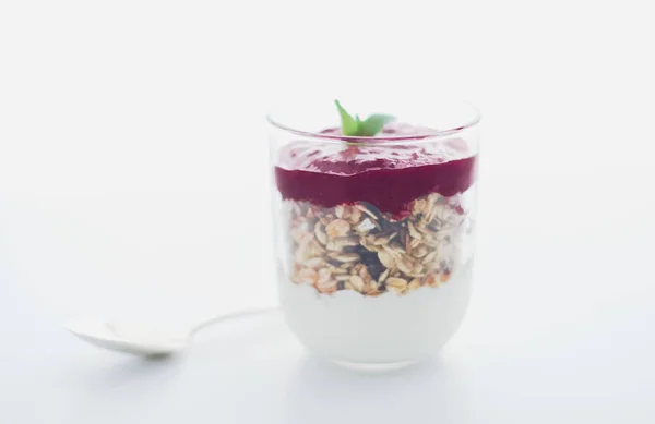 Parfait de granola casero con mermelada de bayas y menta, yogur y mue — Foto de Stock