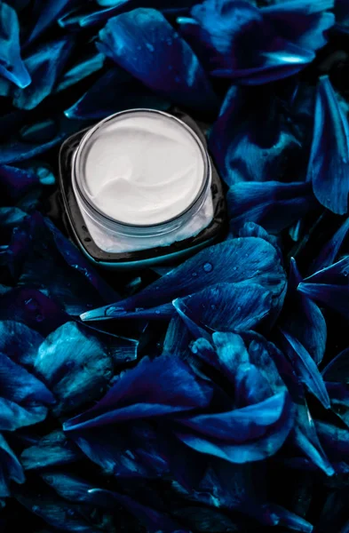 Розкішний крем для обличчя зволожувач для шкіри обличчя на синій квітковий спині — стокове фото