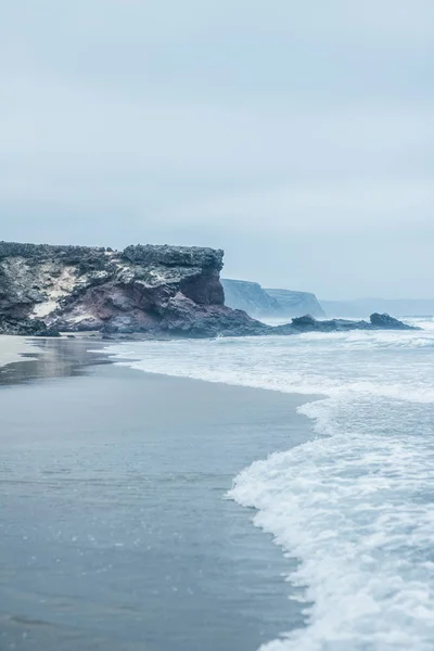 Vue sur la côte de l'océan, destination de voyage et de vacances parfaite — Photo