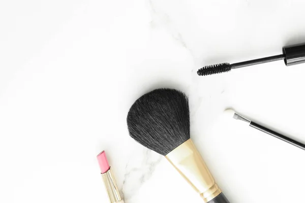 Make-up a kosmetické výrobky na mramoru, ploché pozadí — Stock fotografie