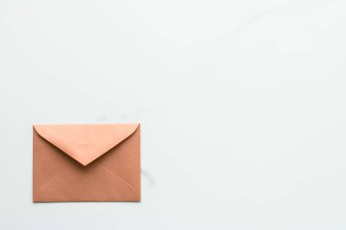 Mermer yatık arka planda boş kağıt zarflar, tatil posta