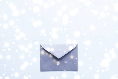 Kış tatili parlak kar f ile mermer üzerinde boş kağıt zarflar
