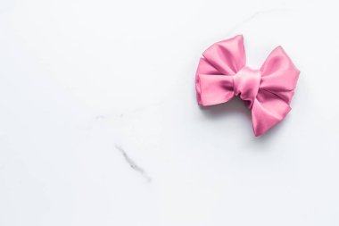 Pembe ipek kurdele ve mermer arka planda fiyonk, kız bebek partisi 