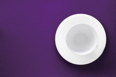 Beyaz sofra tabak seti, mor flatlay backgr boş fincan