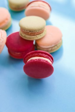 Mavi arka planda Fransız kurabiyeleri, Paris 'in şık cafe tatlıları.,