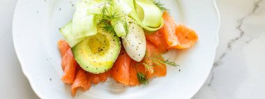 Avokado ve kremalı mascarpone peynirli taze somon salatası.