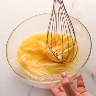 Ev yapımı yemek olarak mermer masada yumurta karıştırmak.