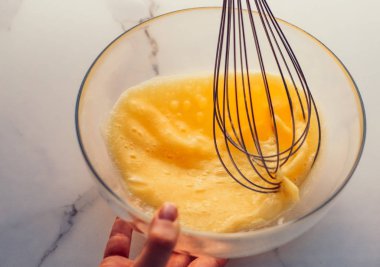 Ev yapımı yemek olarak mermer masada yumurta karıştırmak.