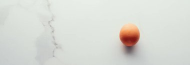 Minimalist besin düzlüğü olarak mermer masada yumurta, üst görünüm yiyecek.