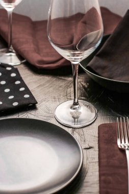 Kahverengi peçeteli boş sofra takımı, yemek tasarım malzemeleri, d