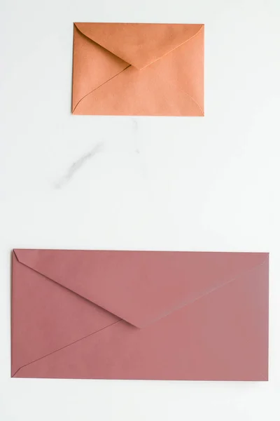 Sobres de papel en blanco sobre fondo plano de mármol, correo de vacaciones —  Fotos de Stock
