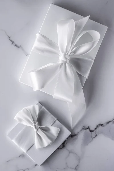 Regalos de boda de lujo con lazo de seda y cintas en mármol backgro — Foto de Stock