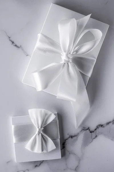 Regalos de boda de lujo con lazo de seda y cintas en mármol backgro —  Fotos de Stock