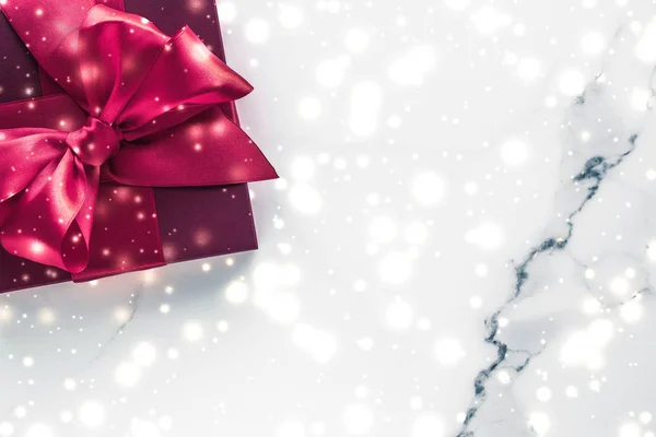 Зимові свята подарунки з вишневим шовковим бантом і сяючим снігом на фр — стокове фото