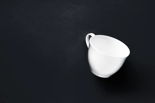 Ensemble de vaisselle en vaisselle blanche, tasse vide sur fond plat noir — Photo