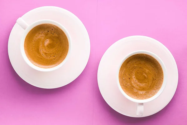 Coupe de café français chaud comme boisson pour le petit déjeuner, tasses flatlay sur épingle — Photo