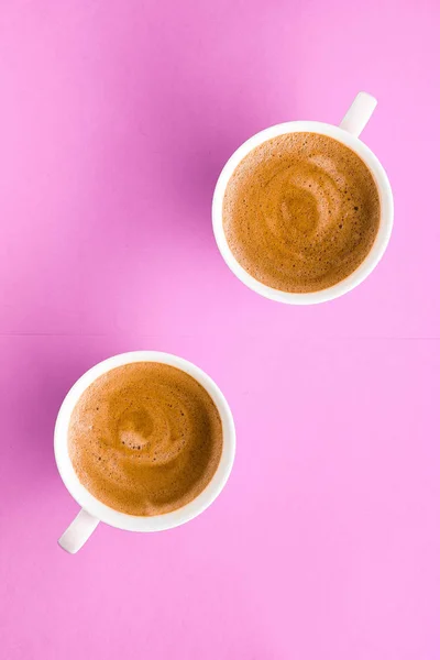 Coupe de café français chaud comme boisson pour le petit déjeuner, tasses flatlay sur épingle — Photo