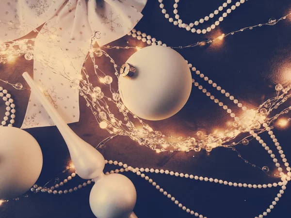 Festival olarak Noel ağacı süslemeleri, takılar, fiyonklar ve çelenkler — Stok fotoğraf
