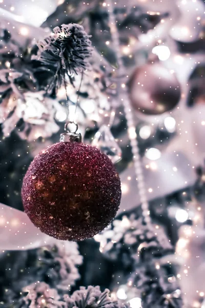 Christmas tree decorations, baubles, bows and garlands as festiv — ストック写真