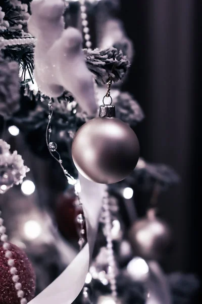 Karácsonyfa díszek, baubles, íjak és koszorúk fesztiválként — Stock Fotó