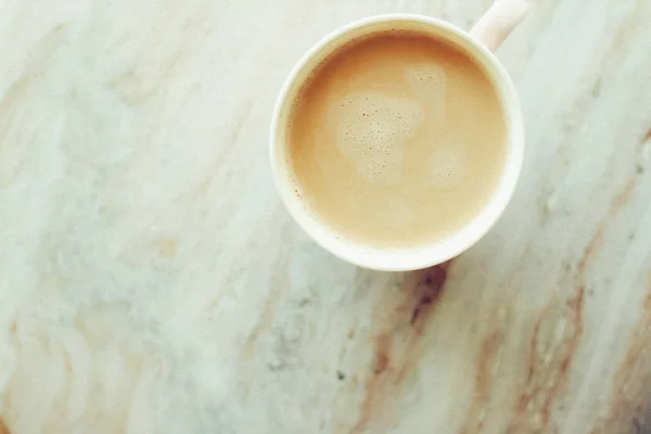 Kopi pagi cangkir dengan susu pada batu marmer datar, minuman panas — Stok Foto