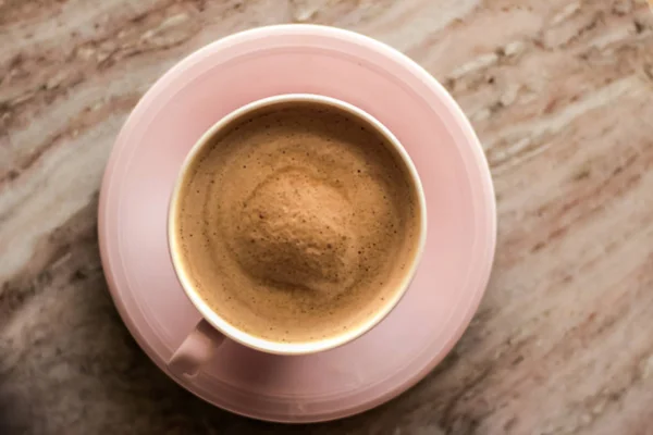 구슬로 된 평평 한 바닥에 우유를 탄 아침 커피 잔, 뜨거운 음료 — 스톡 사진