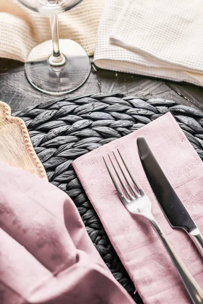 Ajuste de mesa de vacaciones con servilleta rosa y cubiertos de plata, comida — Foto de Stock