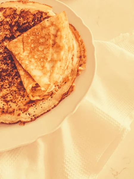 Настоящая еда, тонкие домашние блинчики на мраморном столе — стоковое фото