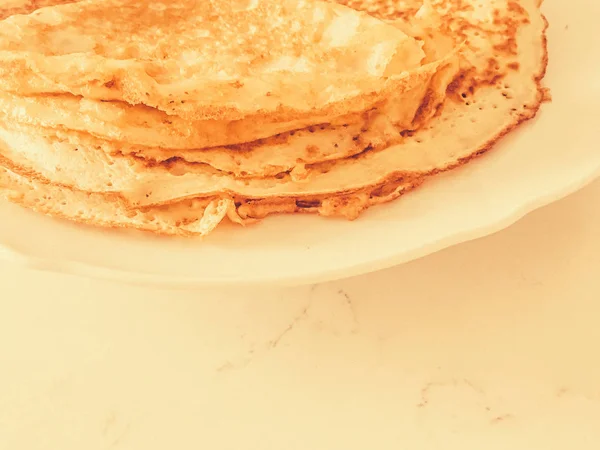 Nourriture authentique, crêpes maison minces sur fond de table en marbre — Photo