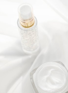 Yüz kremi, nemlendirici kavanoz ve beyaz ipeğe serum jeli, deri araba.