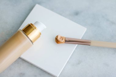 Makyaj şişesi ve mermer, makyaj fırçası