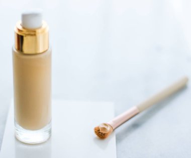 Makyaj şişesi ve mermer, makyaj fırçası