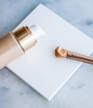 Makyaj şişesi ve mermer, makyaj fırçası